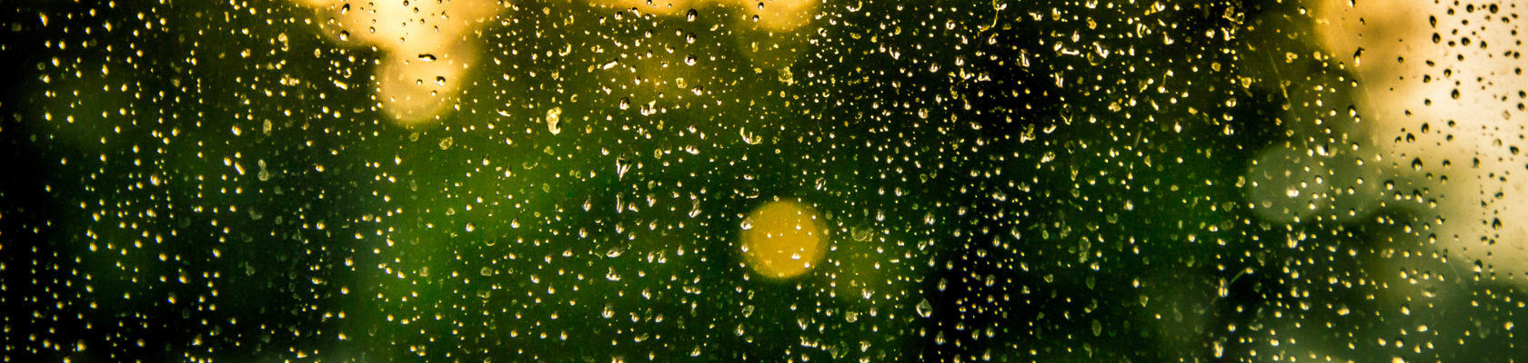 Gocce di pioggia su vetro di finestra